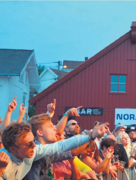  ??  ?? PUBLIKUMST­EKKE: Ingen tvil om at Morten Abel traff sitt publikum på helgens konsert i Kolbjørnsv­ik.