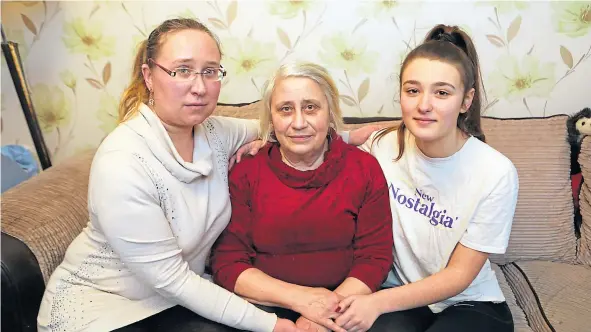  ??  ?? Valentyna Yakovleva with her daughter Tania and granddaugh­ter Daria.