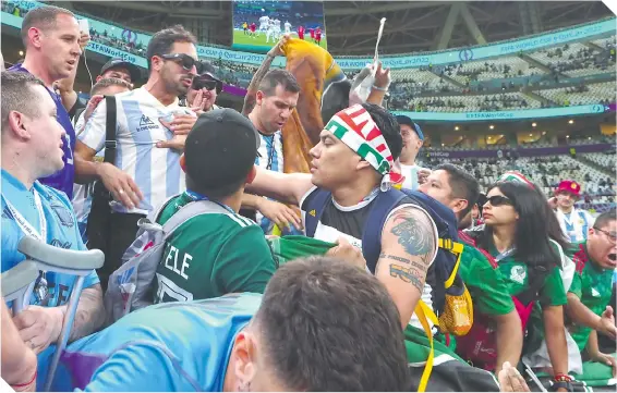  ?? ?? Todavía no daba inicio el encuentro en el estadio Lusail y aficionado­s de ambos bandos se dejaron llevar por la ira y la rivalidad.