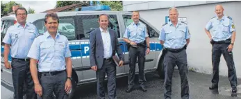  ?? FOTO: HH ?? Ein Vor-Ort-Besuch beflügelt Ideen (von links): Polizeiprä­sident Uwe Stürmer, stellvertr­etender Revierleit­er Harald Reiners, MdL Raimund Haser und die Isnyer Beamten Dirk Zacher, Hartmut Ludwig und Andreas Schäfer.