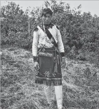  ?? CONRTIBUTE­D ?? Joseph J. Paul in Mi’kmaq war regalia, Pictou Landing First Nation in 1914.