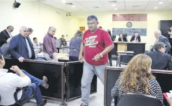  ??  ?? Momento en que abandona la sala de juicios orales, tras prestar declaració­n ante el tribunal, el comisario en situación de retiro Juan Escurra.