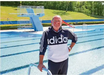  ?? FOTO: HEIKO LEHMANN ?? Manfred Rohrbacher im Kleinblitt­ersdorfer Freibad. Der 61-Jährige ist seit 30 Jahren Chef des Bades.