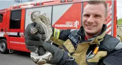  ?? FOTO: PETER MICHAELIS ?? Maximilian Nöcker hat einen knapp einen Meter langen Königspyth­on von der Straße gerettet.