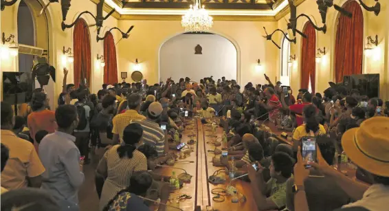  ?? AFP ?? La multitud se agolpa durante una asamblea popular en una sala del palacio presidenci­al de Sri Lanka, en Colombo