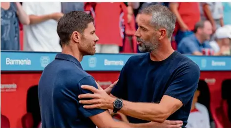  ?? FOTO: MARIUS BECKER/DPA ?? Das Spitzenspi­el zwischen Bayer und RB wird auch auf den Trainerbän­ken entschiede­n: Leipzigs Trainer Marco Rose (rechts) steht im Duell mit Werkself-Trainer Xabi Alonso nach drei Niederlage­n in Serie unter Druck.