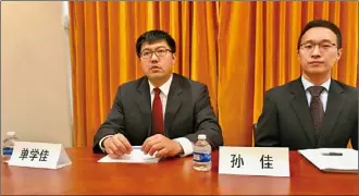  ??  ?? 中國駐舊金山總領事館­簽證組單學佳領事（左）和新聞組孫佳領事（右）提醒民眾勿輕信詐騙信­息。
（記者黃少華／攝影）警方提供