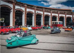  ??  ?? Llegada al Museo del Ferrocarri­l de Vilanova i la Geltrú. Entre el centenar de coches llamaron la atención del público los doce Messerschm­itt y los veintitrés Biscuter, entre otros.