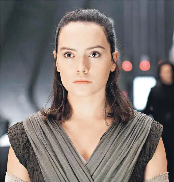  ??  ?? ►
Rey (Daisy Ridley) enfrentará al lado oscuro mientras intenta entrenar sus poderes.