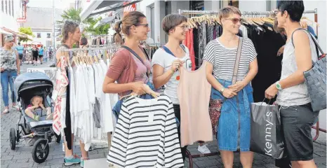  ?? FOTO: THOMAS WARNACK ?? Eigentlich ist Riedlingen ganz gut aufgestell­t in Sachen Mode in der Innenstadt, doch es fehlt die Frequenz.