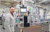  ?? ?? Alexander Wagner, Schichtlei­ter bei Varta in Nördlingen, vor der Teststatio­n, an der die Lithium-Ionen-Zellen final geprüft werden.