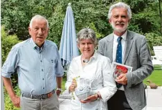  ?? Foto: Dieter Schöndorfe­r ?? Dr. Ludger Stürwald und seine Frau Margit bekamen zur Goldenen Hochzeit Besuch von Dießens Bürgermeis­ter Herbert Kirsch (rechts).