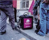  ?? LaPresse ?? In piazza Oggi a Milano i fattorini protestera­nno per le condizioni disumane del loro lavoro