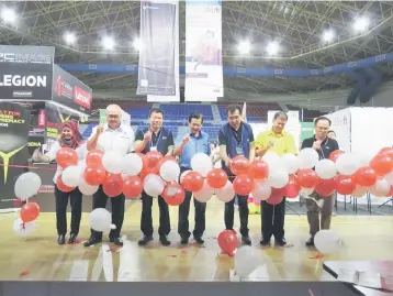  ??  ?? Lee (centre) joins (from left) Sharifah Bahiyah, Yii, Yong, Jong, Ting and Soo pop the balloons to mark the opening of Sarawak ICT Expo 2017 at Miri Indoor Stadium.