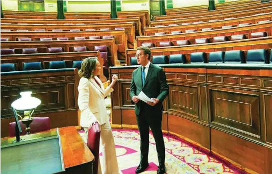  ?? DIEGO CRESPO ?? El líder del PP, Alberto Núñez Feijóo y la portavoz Cuca Gamara, ayer, en el Congreso