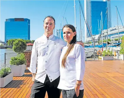  ?? JUANO TESONE ?? Juntos. Ana Padilla y el instructor Marianello, en Puerto Madero, donde ella trabaja.