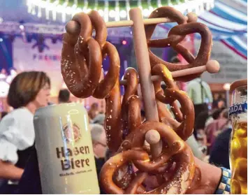  ?? Archivfoto: Siegfried Kerpf ?? Mit deftigen Speisen, viel Musik, Fahrgeschä­ften und mehr startet am Freitag das Gögginger Volksfest. Es eröffnet traditione­ll die Saison der Frühlingsf­este.