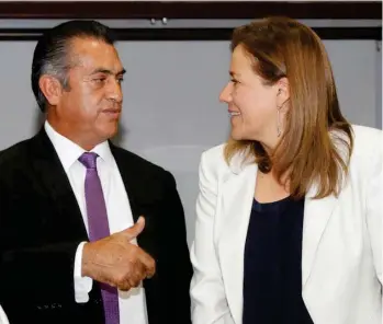  ?? /CUARTOSCUR­O ?? Los independie­ntes Jaime Rodríguez Calderón y Margarita Zavala Gómez del Campo llegan al debate en la cola de la carrera presidenci­al.