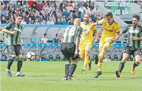  ?? EFE ?? De punta. La Joya y la repentizac­ión en el área en el segundo gol.