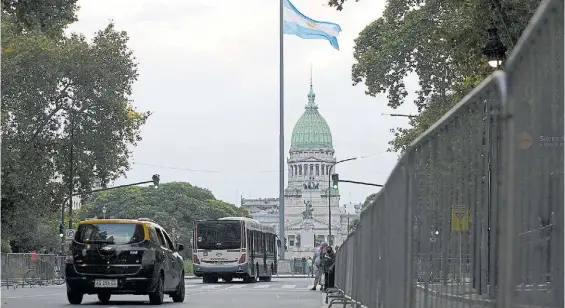  ?? ROLANDO ANDRADE ?? Vallas. Ayer al atardecer ya estaban colocadas sobre la Avenida de Mayo, por donde transitará el Presidente en su ida al Congreso.