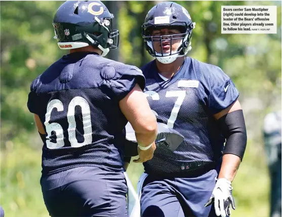  ?? NAM Y. HUH/AP ?? Bears center Sa mM ustipher (right) could develop into the leader of the Bears’ offensive line. Older playe rsa lready seem
follow hi sl ead.