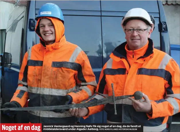  ?? FOTO: NORDJYLLAN­DS HISTORISKE MUSEUM ?? Noget af en dag Jannick Vestergaar­d og Henning Nøhr fik sig noget af en dag, da de fandt et middelalde­rsvaerd under Algade i Aalborg.