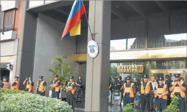  ??  ?? LUGARES. En el consulado colombiano en Buenos Aires Doña María vende sus arepas y buñuelos.