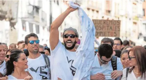  ?? // ABC ?? Candel Fábregas ‘Spiriman’, en una marcha en Granada. Logró paralizar la fusión de dos hospitales en la ciudad