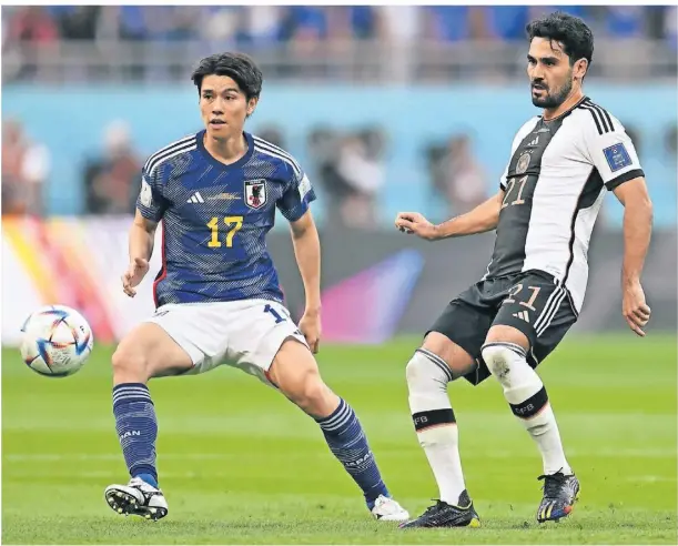  ?? FOTO: FEDERICO GAMBARINI/DPA ?? Ao Tanakas Premiere bei einer WM-Endrunde – gleich gegen Deutschlan­d. Hier stellt der Fortune (li.) Ilkay Gündogan.