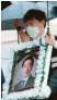  ?? Foto: dpa ?? Ein Trauergast hält ein Porträt des toten Park Wonsoon.