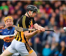  ?? PIARAS Ó MÍDHEACH/SPORTSFILE ?? Walter Walsh keeps out of reach of Tipperary’s Padraic Maher to score Kilkenny’s first goal in their Allianz NFL Division 1 final victory at Nowlan Park yesterday