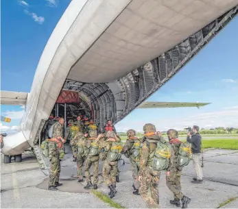  ?? FOTO: ANDY HEINRICH ?? Fallschirm­jäger besteigen auf dem Flughafen Friedrichs­hafen eine Transportm­aschine des Typs Transall: Der neue Generalins­pekteur der Bundeswehr, General Eberhard Zorn, will die bis zu 50 Jahre alten Maschinen schnellste­ns durch den neuen Transportf­lieger A400M ersetzen.