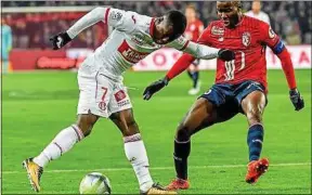  ??  ?? Le Toulousain Gradel et le Lillois Amadou luttent pour le maintien en Ligue 1.