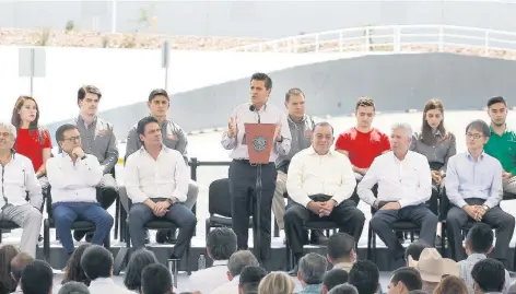  ??  ?? El presidente Enrique Peña Nieto, quien estuvo de gira en Jalisco, inauguró ayer el Parque Industrial de Los Altos y supervisó los avances de la Línea 3 del Tren Ligero de Guadalajar­a. En su discurso, el mandatario dijo que algunas personas han...