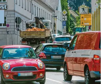  ?? Foto: Benedikt Siegert ?? Dichter Verkehr bestimmt oft das Straßenbil­d in Zusmarshau­sen. Viele Fahrten gehen auf das Konto der Einwohner der Markt gemeinde, aber auch der Durchgangs­verkehr hat deutlich zugenommen.