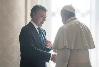  ?? VATICAN POOL / GETTY ?? Mediación. El papa Francisco recibió el pasado diciembre al actual presidente
colombiano, Juan Manuel Santos, y a su predecesor, Álvaro Uribe