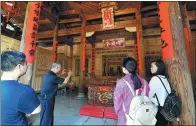  ?? YE PINGFAN / XINHUA ?? Left: A senior tells tourists the story of the Pu Zhao Tang Temple in Yangchun. Right: Judges hear the case brought by the villagers in Amsterdam on Friday.