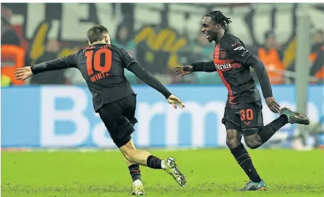  ?? FOTO: VENNENBERN­D/DPA ?? Der Leverkusen­er Jeremie Frimpong (rechts) bejubelt mit Teamkolleg­e Florian Wirtz sein Tor zum 3:0 gegen den FC Bayern.