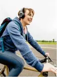  ?? Foto: Robert Günther (Symbolbild) ?? Kopfhörer auf dem Fahrrad und im Auto sind prinzipiel­l nicht verboten. Grundsätzl­ich gilt aber: Nicht zu laut und sich nicht ablenken lassen.