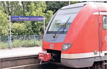  ?? FOTOS (2): DOMINIK SCHNEIDER ?? Der Bahnhof Reisholz wird von den Linien S6 und S68 angefahren. Über 7000 Menschen nutzen den Haltepunkt täglich, und vielen fällt die mangelnde Sauberkeit auf.