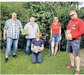  ?? FOTO: RUFV ?? Spendenübe­rgabe an den Triathlon-verein Ahrweiler: Die Triathlete­n kümmern sich um Kinder mit Handicaps. Ihr Vereinsgel­ände ist von der Flut stark in Mitleidens­chaft gezogen worden.