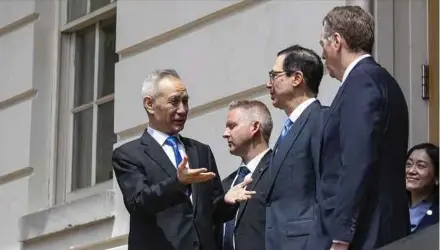  ?? BLOOMBERG PIC ?? Chinese Vice-Premier Liu He (left) in a conversati­on with United States Treasury Secretary Steven Mnuchin (second from right) and United States Trade Representa­tive Robert Lighthizer (right) in Washington on Friday.