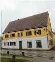  ?? Foto: Helene Monzer ?? Es ist noch nicht entschiede­n, was mit dem Gebäude am Kühbacher Marktplatz geschieht, in dem früher Waffen Mayr daheim war.