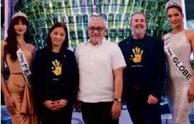  ??  ?? The merry sustainabl­e Christmas tree is another first in Araneta City. The Binibining Pilipinas beauties join Novotel Manila Araneta City hotel manager Maria Garcia and general manager Mike Brown, and Araneta City chairman of management committee Rowell Recinto.