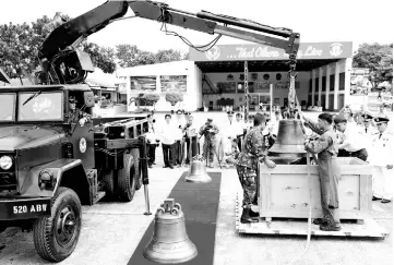  ?? — Reuters photo ?? Philippine Air Force personnel unload the bells of Balangiga after their arrival at Villamor Air Base in Pasay, Metro Manila.