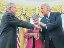  ?? PABLO MARTINEZ MONSIVAIS / AP ?? Una calurosa bienvenida. Donald Trump no es hombre de gestos contenidos, como se aprecia en estas fotografía­s, en las que felicita con entusiasmo a tres personas de su confianza