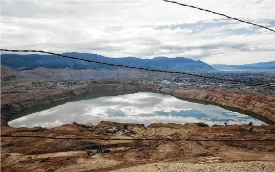  ?? Janie Osborne / The New York Times ?? The Berkeley Pit is a mile-wide hole in Butte, Mont., where copper used to be mined and which currently holds 50 billion gallons of contaminat­ed water. It's hoped that the water, once treated, could be a new “headwaters” for a section of the Silver Bow Creek.