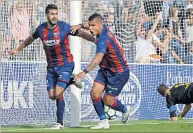  ??  ?? PROTAGONIS­TA. Sastre celebra con su compañero Cucho Hernández uno de sus goles.