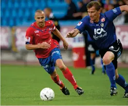  ?? Bild: Lennart Månsson/bildbyrån ?? Tomas Zvirgzdaus­kas i en duell med Henrik Larsson, som litauern rankar som den bästa anfallare han mött.