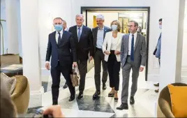  ?? (Photo AFP) ?? Philippe Juvin, Michel Barnier, Laurent Wauquiez, Valérie Pécresse et Bruno Retailleau, hier soir, tout sourire après leur première réunion commune à Paris.